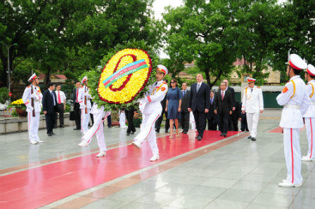 Người dân cả nước và bạn bè quốc tế vào Lăng viếng Bác nhân dịp kỷ niệm 124 năm ngày sinh Chủ tịch Hồ Chí Minh